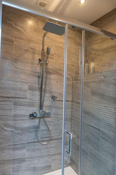 Luxury 4 Bedroom Apartment *